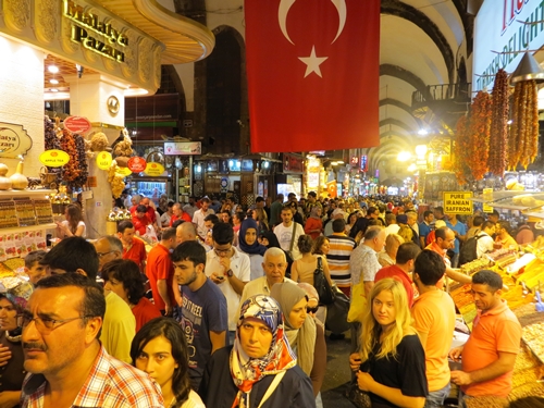 bên trong khu chợ gia vị ai cập istanbul